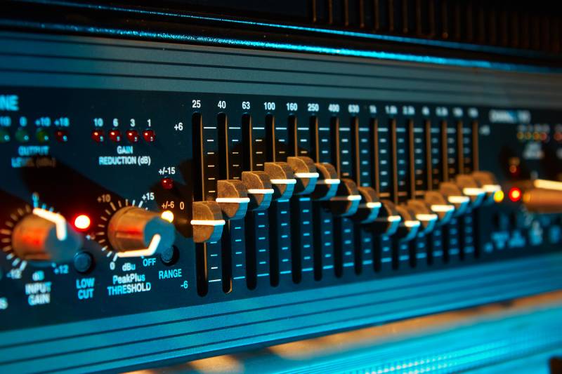 réglages avec précision des aides auditives, par un audioprothésiste à Podensac